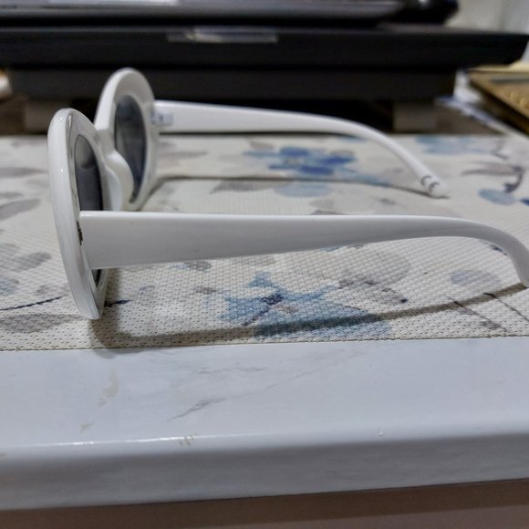 JCP Simple Plastic White Frame Sunglasses SR0922 - Picture 3 of 7